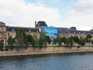 RD se promociona en fachada Museo del Louvre, París, Francia