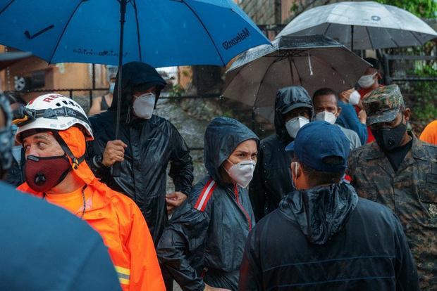 La alcaldesa recorre barrios para verificar daños tormenta Laura.