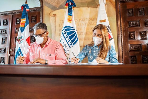 Ministro Jesús Vásquez Martínez y la alcaldesa Carolina Mejía durante la firma del documento.