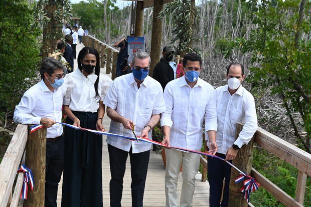 Presidente Luis Abinader, acompañado del ministro de Turismo, David Collado, en el corte de cinta reordenamiento Playa Macao.