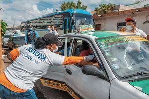 ADN coloca lavamanos móviles en paradas de autobuses entrega mascarillas para prevenir Covid-19 en asueto