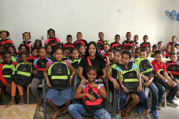 Delores Sánchez junto a niños beneficiados por la fundación.