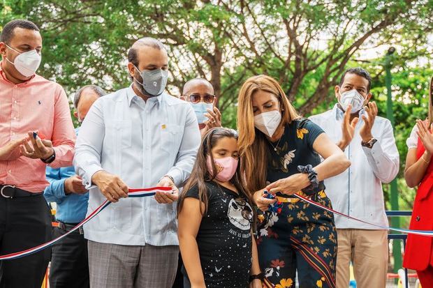 Corte de cinta al inaugurar el Parque Crisantemos en Los Jardines.