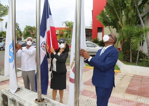 Epifanio González, Santa Guzmán y Tomas Gómez Bueno, durante en el  enhestamiento de la bandera.