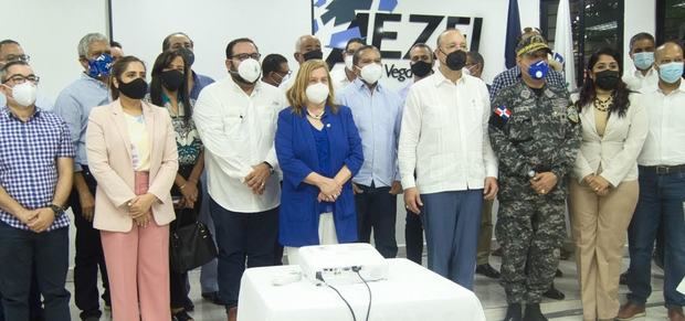 El director de Proindustria junto a los invitados al desayuno en el Parque Industrial de zonas francas de La Vega.