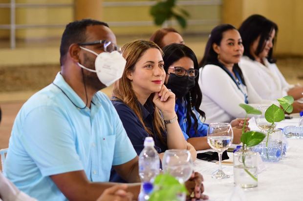 Gloria Reyes, directora de Supérate junto a Wailly Lewis, subdirector de operaciones, Siria Frías, directora de coordinación regional y otros directivos de la institucion.