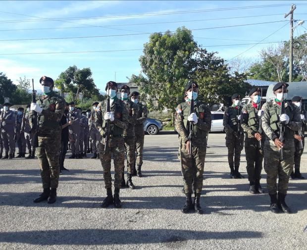 La guardia rinde los honores militares de estilo.