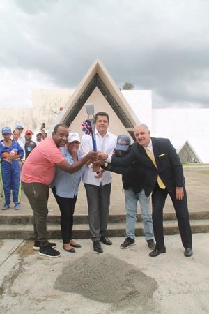 El alcalde David Collado dio el primer picazo para la construcción de 336 nichos.