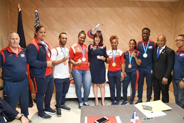 Robin S. Bernstein embajadora de Estados Unidos, junto a atletas ganadores de medallas en los juegos Panamericanos Lima 2019.