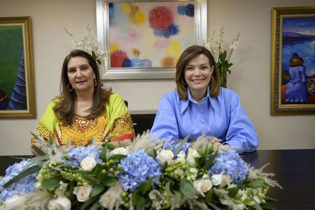 Nancy de Menicucci y Noelia García de Pereyra.