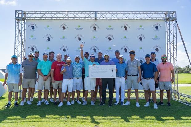 Grupo participantes del el torneo Invitacional Mid-Amateur Devil's Elbow en el campo de golf Corales.