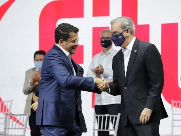 Luis Abinader y David Collado en la feria FITUR 2022.