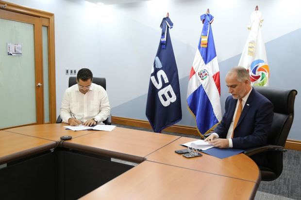 Manuel Luna y Alejandro Fernandez en la firma del acuerdo.