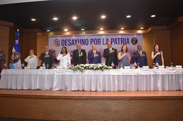 Rosanna Obregón, vocal del Instituto Duartiano; Pilia Moreno, tesorero; Rafaela Mesa, vocal; Julio Manuel Rodríguez Grullón, vicepresidente; Wilson Gómez Ramírez, presidente; Jacinto Pichardo, secretario general; Ana María Coén, vocal; Víctor Zabala, gobernador de la Casa y Museo de Duarte; y Diana Cordero, vocal.