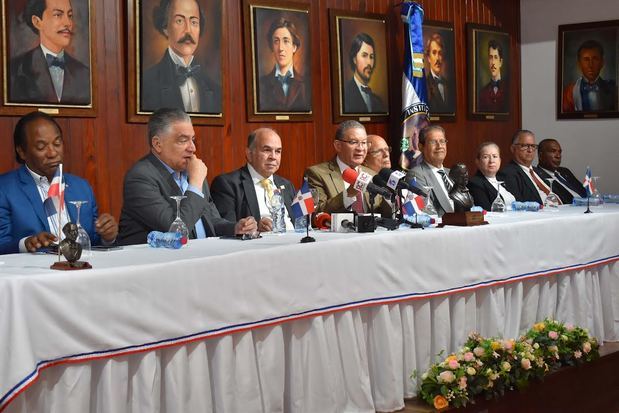 orge Radhamés Zorrilla Ozuna, presidente del Partido Cívico Renovador; José Miguel Soto Jiménez, presidente Partido Quinta República; Pelegrín Castillo, del Centro de Pensamiento y Acción Del Proyecto Nacional (ProNacion); Wilson Gómez Ramírez, presidente del Instituto Duartiano; Julio Manuel Rodríguez Grullón, vicepresidente; Jacinto Pichardo Vicioso, secretario general; Rosanna Féliz Obregón, vocal; José Pilía Moreno Duarte, tesorero y Víctor Zabala, gobernador del Museo y Casa de Duarte.