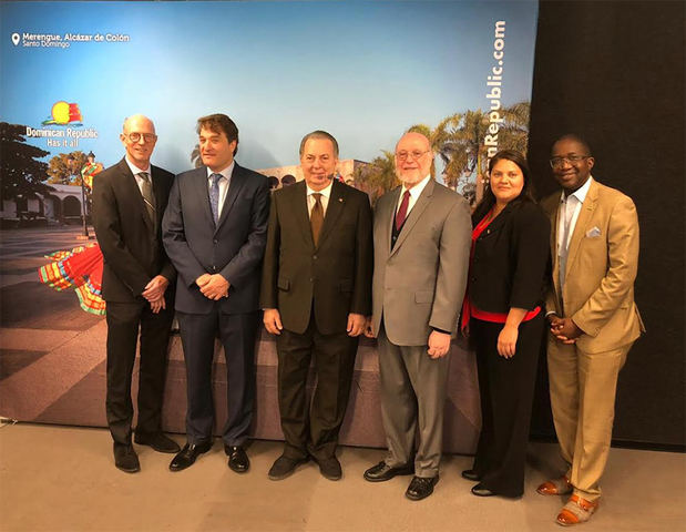 Conmemoración del 65 aniversario de las relaciones diplomáticas entre Cánada y república Dominicana, acto encabezado por el Ministro de Cultura Eduardo Selman y el embajador Pedro Vergés.