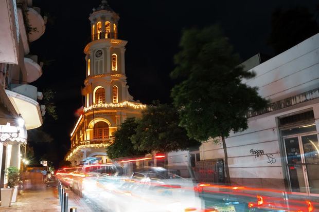 ADN enciende monumentos de la capital con luces naranja y lanza unidad policial municipal para protección de las mujeres.