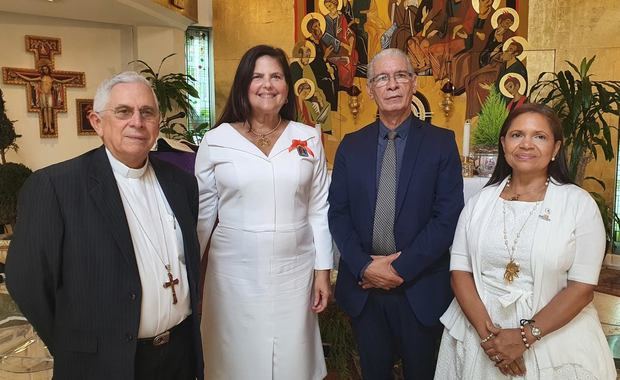 Monseñor Grullon, Sonia Villanueva, Alcides Diaz y Kirsis de los Santos.