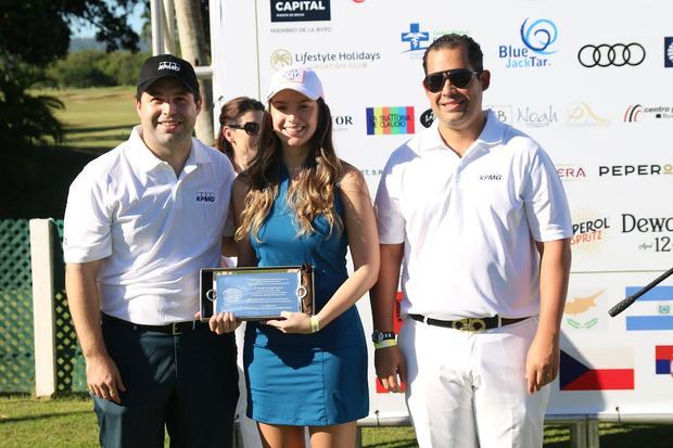 José Romero entrega un reconocimiento a Jonathan y Michelle Bournigal.