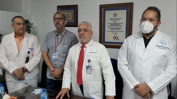  Dr. Severo Mercedes, Dra. Kamari Monegro, Raúl Martinez, Dr. Severo Mercedes, y Richard Guerrero, residentes Cirugía Plástica del Gautier.