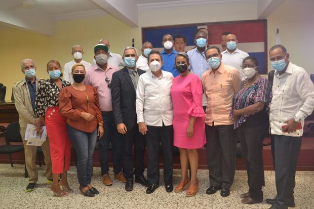 Participantes del encuentro del viernes pasado en el Ayuntamiento de Baní, posan junto al senador Milcíades Franjul, la diputada Mercedes Rodríguez y el ingeniero César Sánchez, de la comisión del Ministerio de Energía y Minas para la licitación de la contratación de empresa internacional que se ocupará de las operaciones y mantenimiento de Punta Catalina.