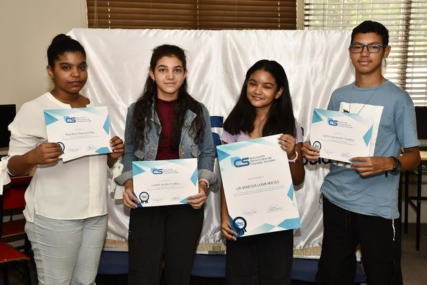 Parte de los niños ganadores del premio al mérito escolar: Rosa Marie Espinosa Díaz, Lisbeth Grullón Fondeur, Lía Vanessa Luna Mueses y Carlos José Grullón Fondeur.