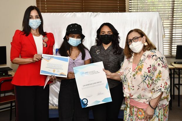 Claudine Nova, Lía Vanessa Luna Mueses, Caroll Mueses y Mirna Pimentel.