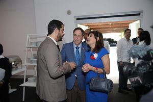 Yerik Pérez, director de MLB en la República Dominicana conversando con la embajadora de los Estados Unidos en RD, Robin Bernstein.