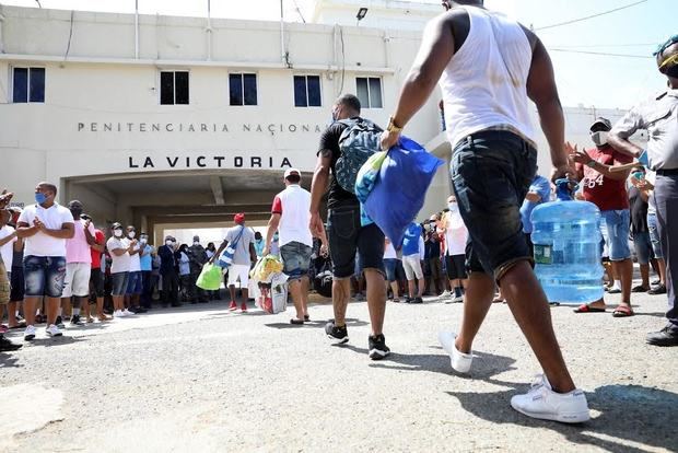 Momento en que los internos recuperados llegan a La Victoria.