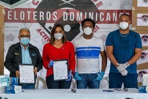 Fundación Pedro Martí­nez y Coalición de Peloteros entregan donación a Salud Pública