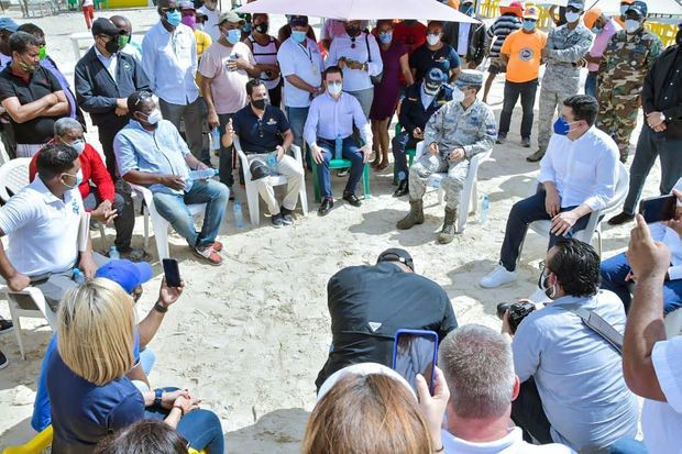 David Collado, reunido con autoridades y residentes de las playas para escuchar sus inquietudes y necesidades.