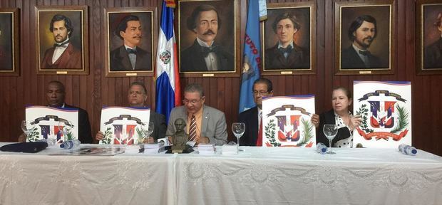 El presidente del Inst. Duartiano Wilson Gómez Ramírez junto a otros directivos.