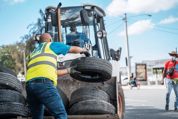 ADN emprende operativo de recuperación de aceras en la avenida Luperón.