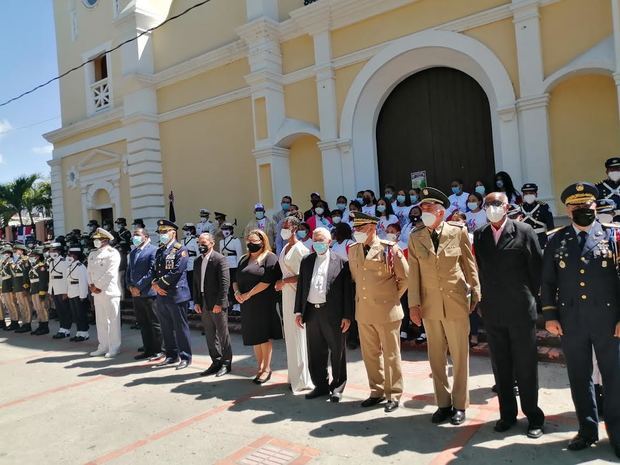 Autoridades y representantes de la provincia, junto a cadetes y guardiamarinas.