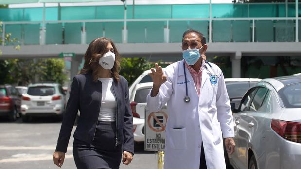 Juana Barceló junto al Dr. Antonio Cruz Jiminián.