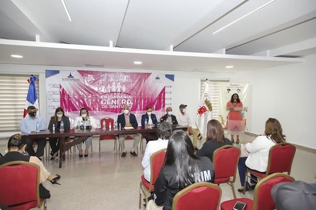 Paula Disla durante la capacitación para orientar a los distintos actores que intervienen para garantizar  la protección de sus derechos.
