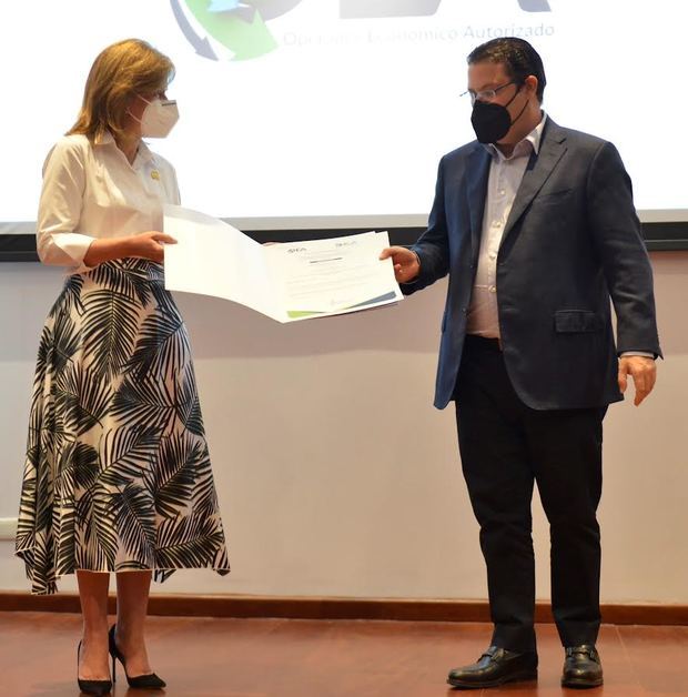 La vicepresidenta Raquel Peña y Eduardo Sanz Lovaton realizan la entrega de certificados a las empresas OEA y OEA-S.