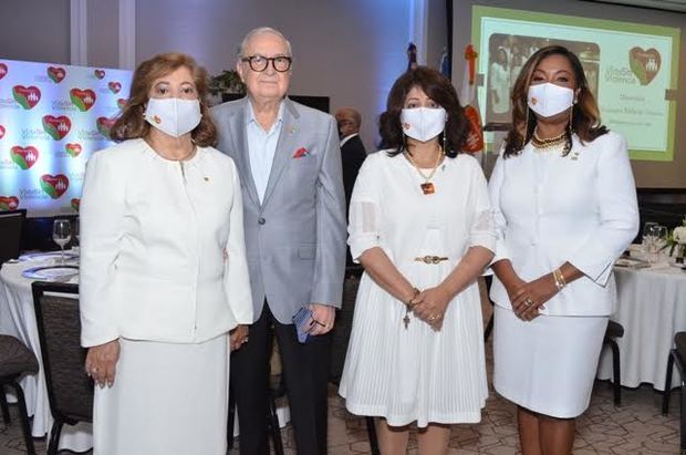 Mildred de Sánchez Nobles, Luis Sánchez Charito Diaz y Amarilys Duran.