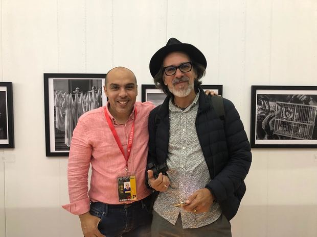 El artista visual dominicano Kelvin Naar junto al curador cubano Nelson Ramirez de Arrellano, durante el reciente festival Internacional de Fotografía de Pingyao, China.