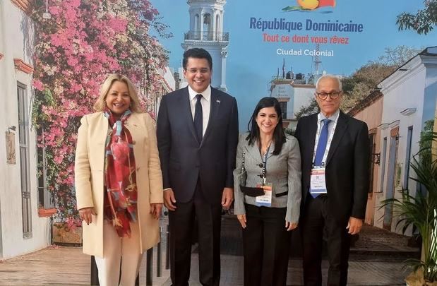 El ministro de Turismo, David Collado, con Rosa Hernández de Grullón, Biviana Riveiro Disla y Andrés L. Mateo tras la inauguración del pabellón dominicano en la Feria Top Resa, de París.