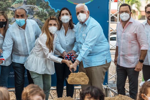 La Alcaldía del Distrito Nacional (ADN) y el Grupo Mallén dieron este jueves el primer picazo para el remozamiento del Parque La Arboleda.