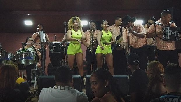 Bailarinas coristas se destacan en la música típica.