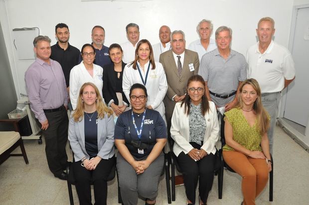 Miembros de Project HOPE y autoridades de salud en Hosp. Renee Klang, Santiago.