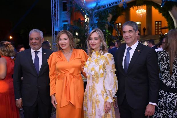 Luis Mejía, Luisina Miñoso de Mejía, Sonia Jiménez y Héctor Hernández..