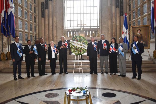 Directivos del Instituto Duartiano en la ofrenda floral este martes en el Panteón Nacional.
