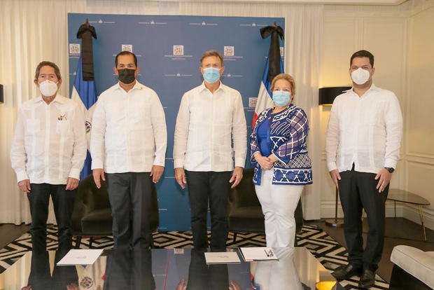 Fernando González Nicolas - Cónsul Honorario del Reino de Malasia y Vicedecano de Cuerpo Consular; Sr. José Manuel Romero - Cónsul Honorario de la República de Albania, y Decano del Cuerpo Consular; Ministro de Relaciones Exteriores, Roberto Álvarez Gil; Rayza Rodríguez - Cónsul Honoraria del Paraguay - miembro del Consejo Directivo del Cuerpo Consular y Jatzel Román - viceministro de Relaciones Exteriores para Asuntos Consulares y Migratorios.