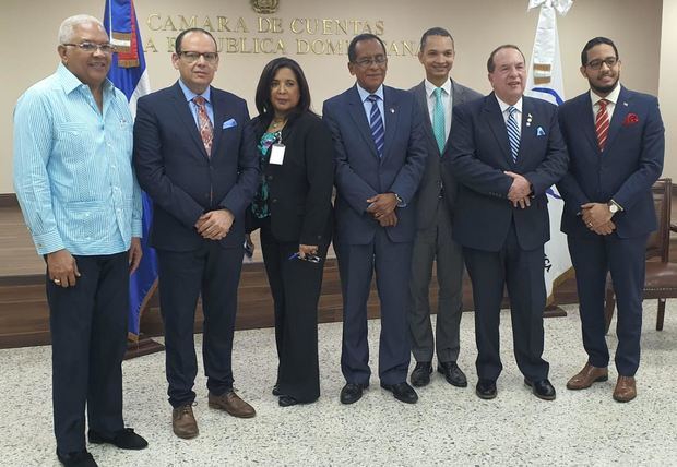 Trajano Potentini junto a Dr. Hugo Álvarez, presidente de la Cámara de Cuentas, junto al Secretario del Pleno, Lic. Carlos Tejada, la Directora de la Escuela de Cuentas, Ritna de los Santos y la participación del personal técnico y administrativo de esa institución.