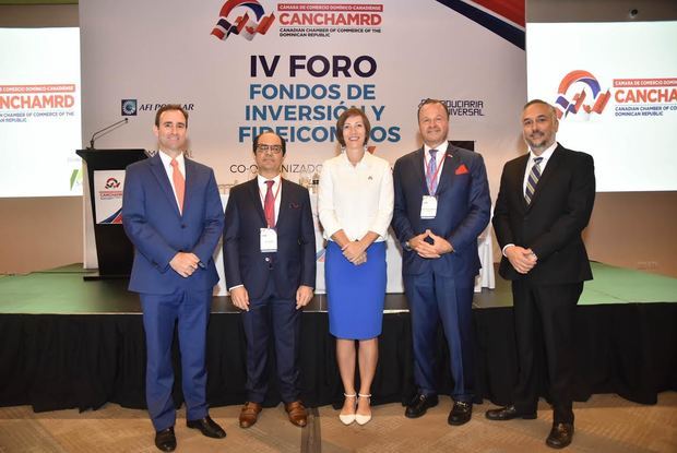 Raúl Hoyo, director de administrativo de Gam Capital; José Salas, presidente de la firma Sala, Piantini y Asociados; Shauna Hemingway Embajadora de Canadá; Gustavo de Hostos presidente de la Cámara de Comercio Dominicano-canadiense y Carlos Marranzini, gerente general de Titularizadora Dominicana.