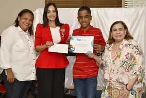 Jesús Enmanuel Romero Mieses recibe su certificado de manos de Siddy Roque, Claudine Nova y Mirna Pimentel.