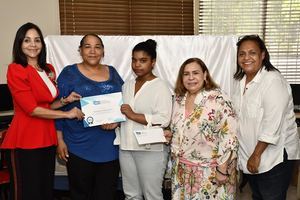 La niña Rosa Marie Espinosa Díaz recibe su certificado. La acompañan Claudine Nova, Reyna Díaz, Mirna Pimentel y Siddy Roque.